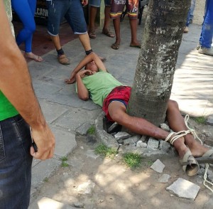 Jovem foi reconhecido pelo dono do mercadinho que ele possivelmente assaltou e amarrado em uma árvore (Foto: Clemilson Santos)