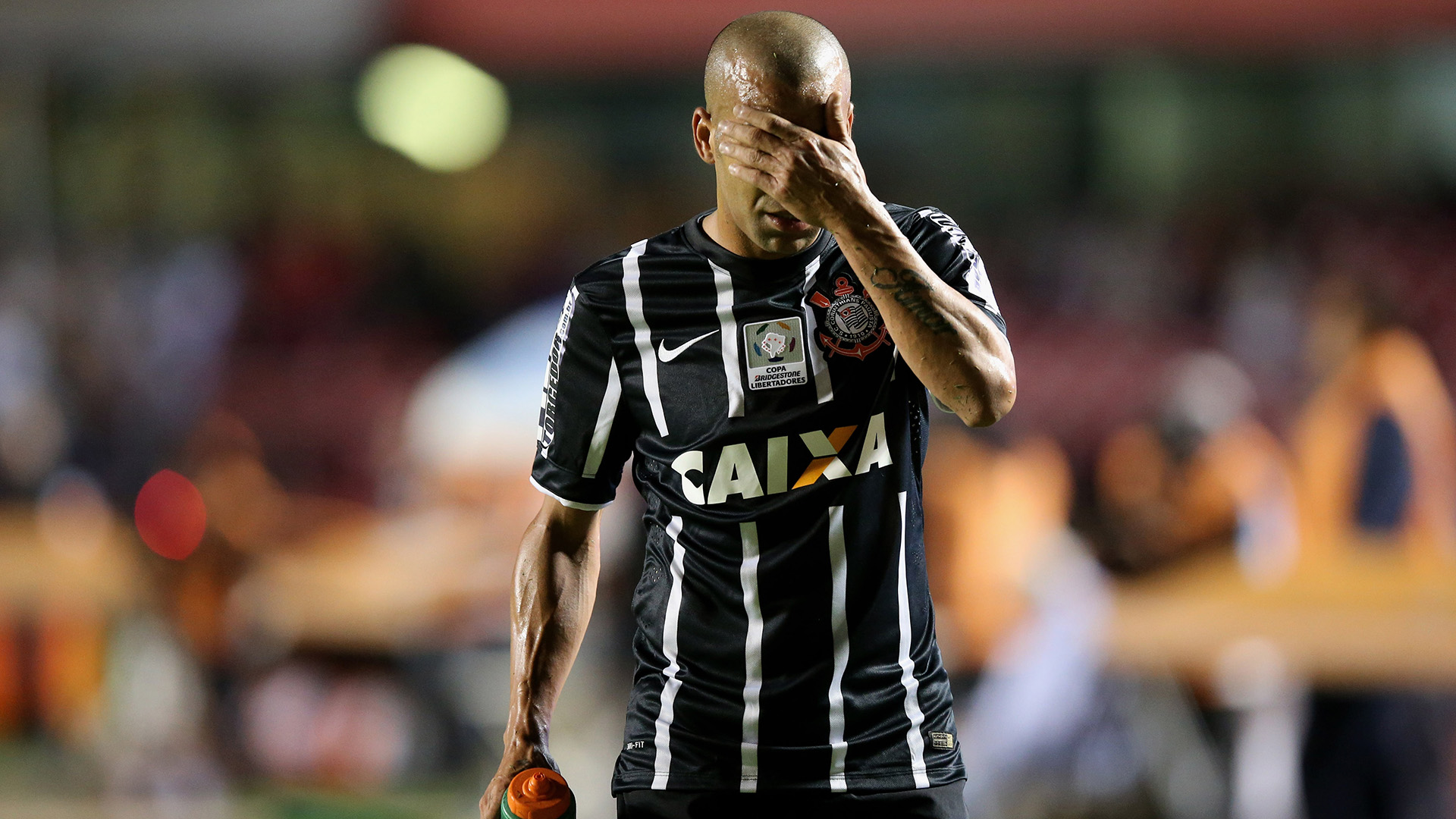 SAO PAULO, BRAZIL - APRIL 22:  Emerson of Corinthians reacts after getting the red card during a match between Sao Paulo and Corinthians as part of Group 2 of Copa Bridgestone Libertadores at Morumbi Stadium on April 22, 2015 in Sao Paulo, Brazil.  (Photo by Friedemann Vogel/Getty Images)