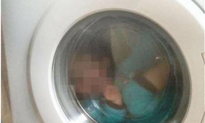 Segundo Courney, criança tem obsessão por lavagem (Foto: Reprodução Facebook)