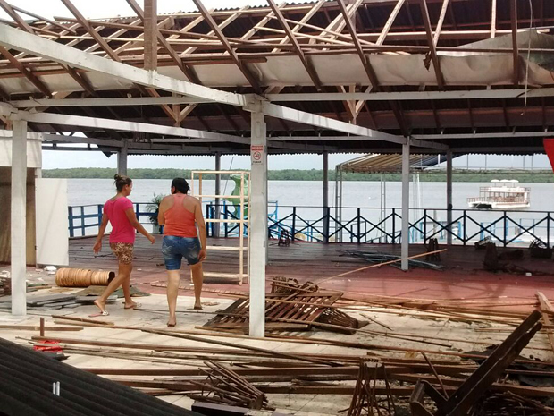 Proprietários estão removendo material que pode ser reaproveitado (Foto: Othacya Lopes)