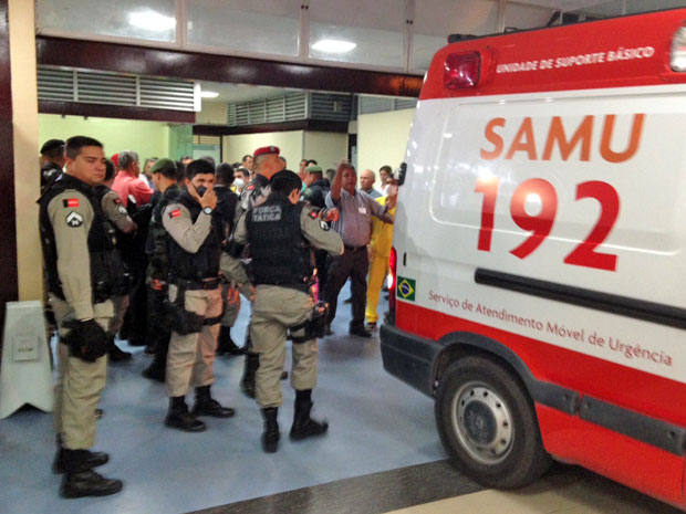 Policial Militar foi socorrido por uma equipe do Serviço de Atendimento Móvel de Urgência e levado para o Hospital de Trauma de João Pessoa (Foto: Walter Paparazzo)