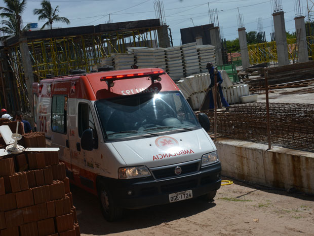 Funcionário foi socorrido pelo Samu para o Hospital de Emergência e Trauma (Foto: Walter Paparazzo)