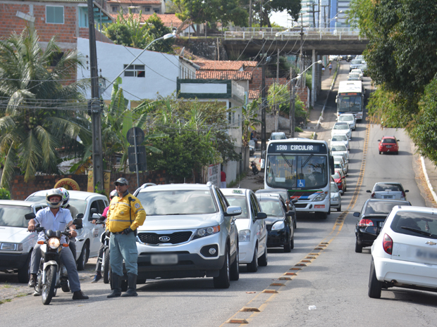 Trânsito ficou lento na faixa direita da avenida (Foto: Walter Paparazzo)