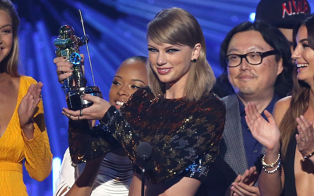 Taylor Swift recebe prêmio de melhor clipe do ano no MTV Video Music Awards (Foto: Matt Sayles/Invision/AP)