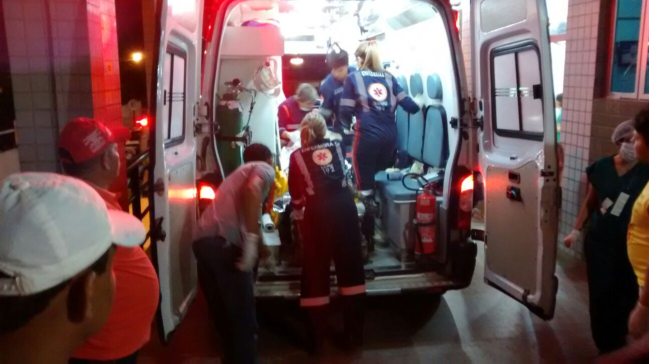 Tenente foi levado para o Hospital Regional de Guarabira (Foto: Jbeaguiar/ManchetePB)