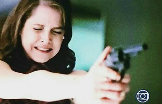 Carolina aponta arma para Angel e Alex (Foto: Tv Globo)