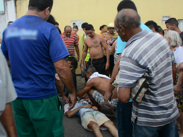Adolescente foi baleado na ladeira do Rangel, em João Pessoa (Foto: Walter Paparazzo)