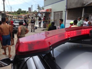 Jovem foi encontrado com faca encravada no pescoço em comunidade de João Pessoa (Foto: Walter Paparazzo)