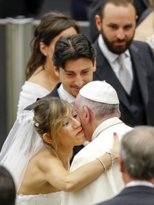 Papa cumprimenta recém-casados em audiência semanal no Vaticano em imagem de arquivo (Foto: Giampiero Sposito/ Reuters)