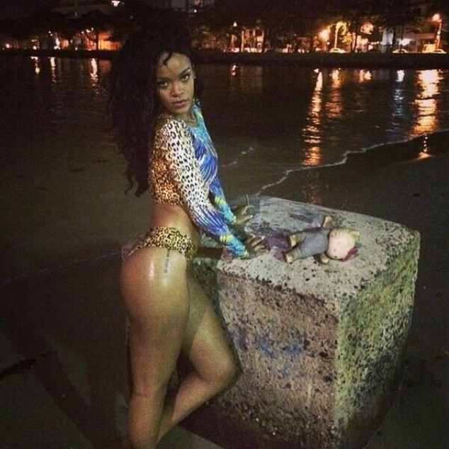 Cantora esteve em uma praia carioca durante uma apresentação no país (Foto: Reprodução/Instagram)
