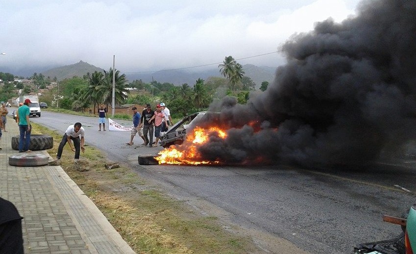 Protesto interrompe trânsito na rodovia PB-073 (Foto: Júnior Campos/ManchetePB)