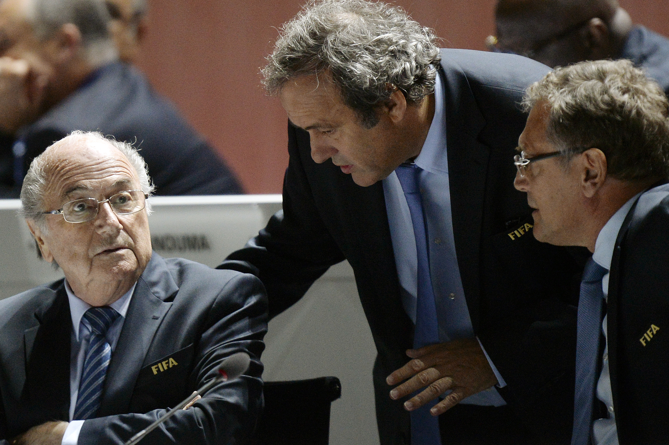 Blatter, Platini e Valcke: homens-fortes do futebol mundial estão suspensos (Foto: AP)