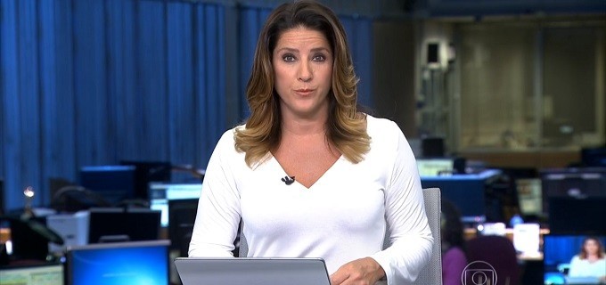 A jornalista Christiane Pelajo na bancada do Jornal da Globo
