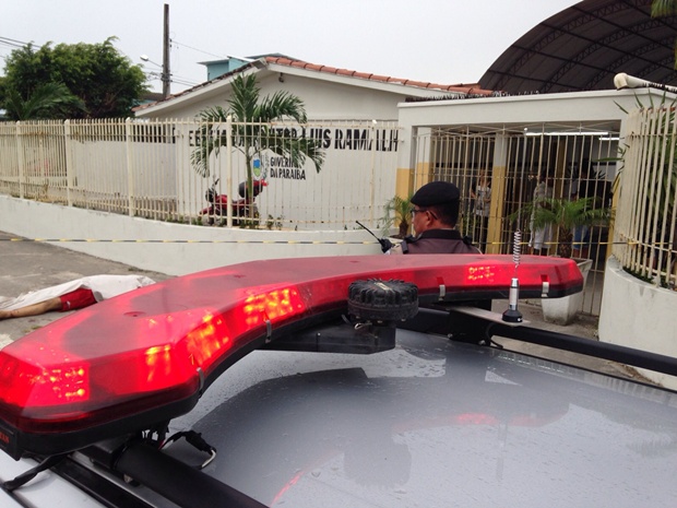 Crime aconteceu em frente a escola pública, em Mangabeira (Foto: Walter Paparazzo)