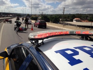 Moto com duas pessoas tomba em cima do viaduto que dá acesso ao aeroporto, em Bayeux (Foto: Walter Paparazzo)