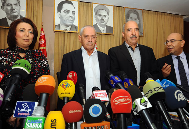 Foto de setembro de 2013 mostra o presidente da União Tunisiana da Indústria, do Comércio e do Artesanato (Utica), Wided Bouchamaoui, o secretário-geral da União Geral Tunisiana do Trabalho (UGTT), Houcine Abbassi, o presidente da Liga Tunisiana dos Direitos Humanos (LTDH), Abdessattar ben Moussa, e o presidente da Ordem Nacional dos Advogados da Tunísia (ONAT), Mohamed Fadhel Mahmoud, durante conferência em Túnis. O quarteto formado pelas quatro organizações após a revolução de 2011 na Tunísia ganhou o Nobel da Paz de 2015 (Foto: AFP)