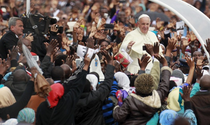 Papa Francisco é recebido por fieis em Nairóbi, no Quênia (Foto: Thomas Mukoya/Reuters)