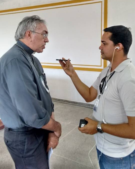 Bispo Dom Lucena concedendo entrevista a Rádio Integração