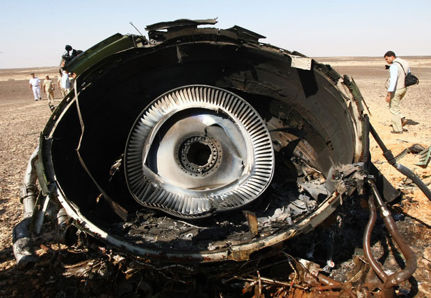 Foto divulgada pelo Ministério das Situações Emergenciais russo mostra parte da turbina do Airbus A321 da Metrojet, que caiu na Península do Sinai (Foto: Maxim Grigoriev/Russian Ministry for Emergency Situations/AP)
