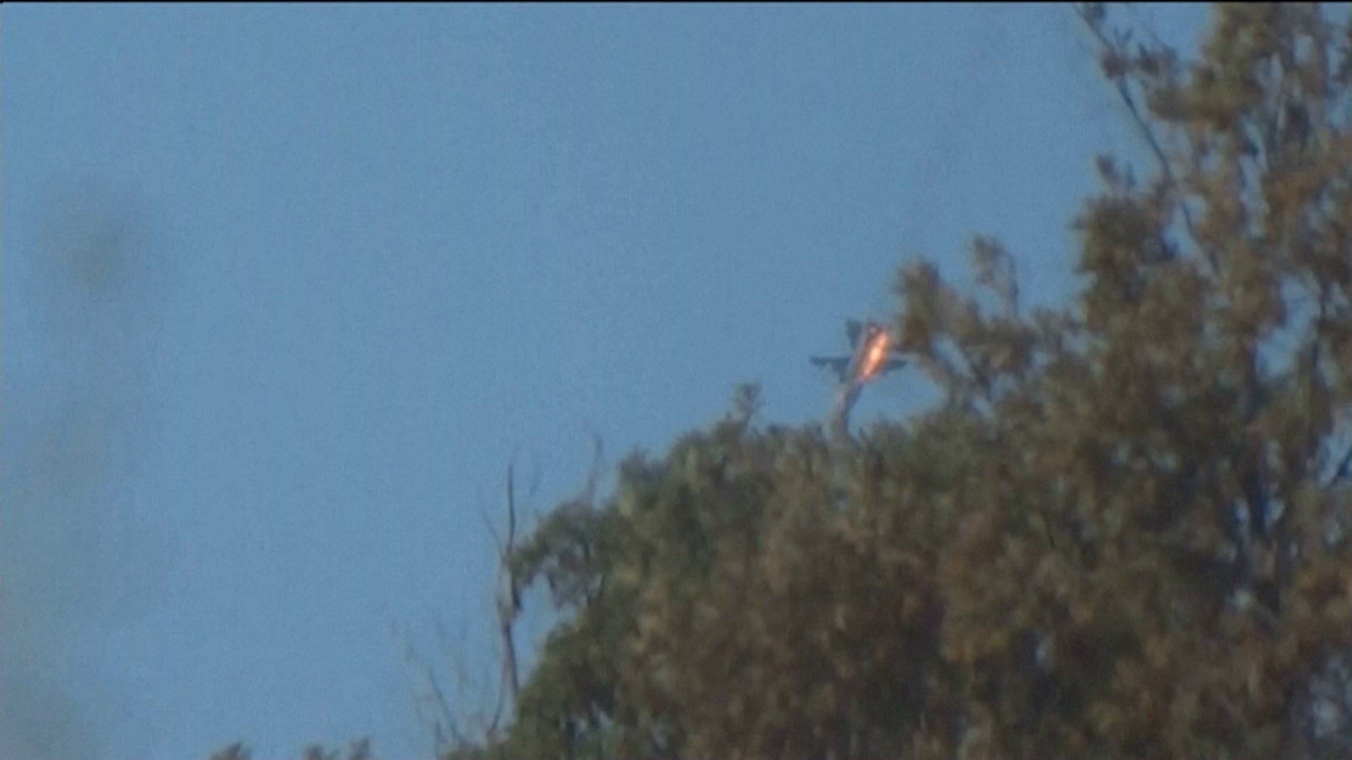 Avião militar em chamas cai em região montanhosa no norte da Síria, perto da fronteira com a Turquia (Foto: Reuters)