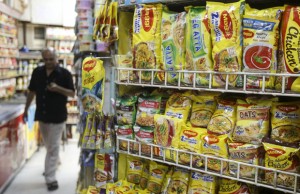 Pacotes de macarrão Maggi, da Nestlé, em mercado de Mumbai (Foto: Shailesh Andrade/Reuters)