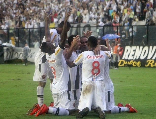 Jogadores do Vasco abraçam Nenê em comemoração do primeiro gol do jogo contra o Santos (Foto: Paulo Fernandes/Vasco.com.br)