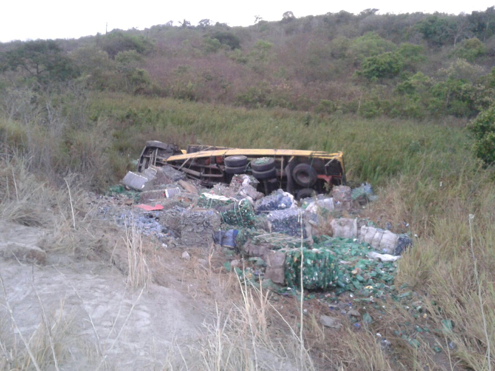 Caminhão tombou na PB-041 (Foto: Reprodução/WhatsApp)