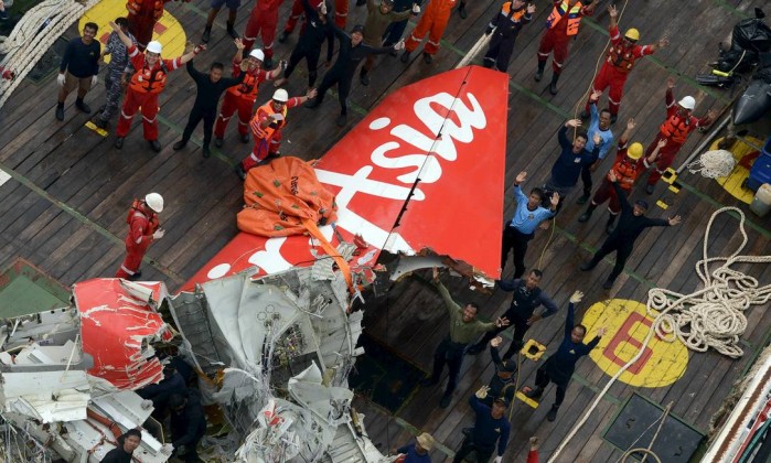 A cauda do avião de passageiros da AirAsia que caiu na Indonésia em dezembro do ano passado (Foto: Prasetyo Utomo / Reuters)