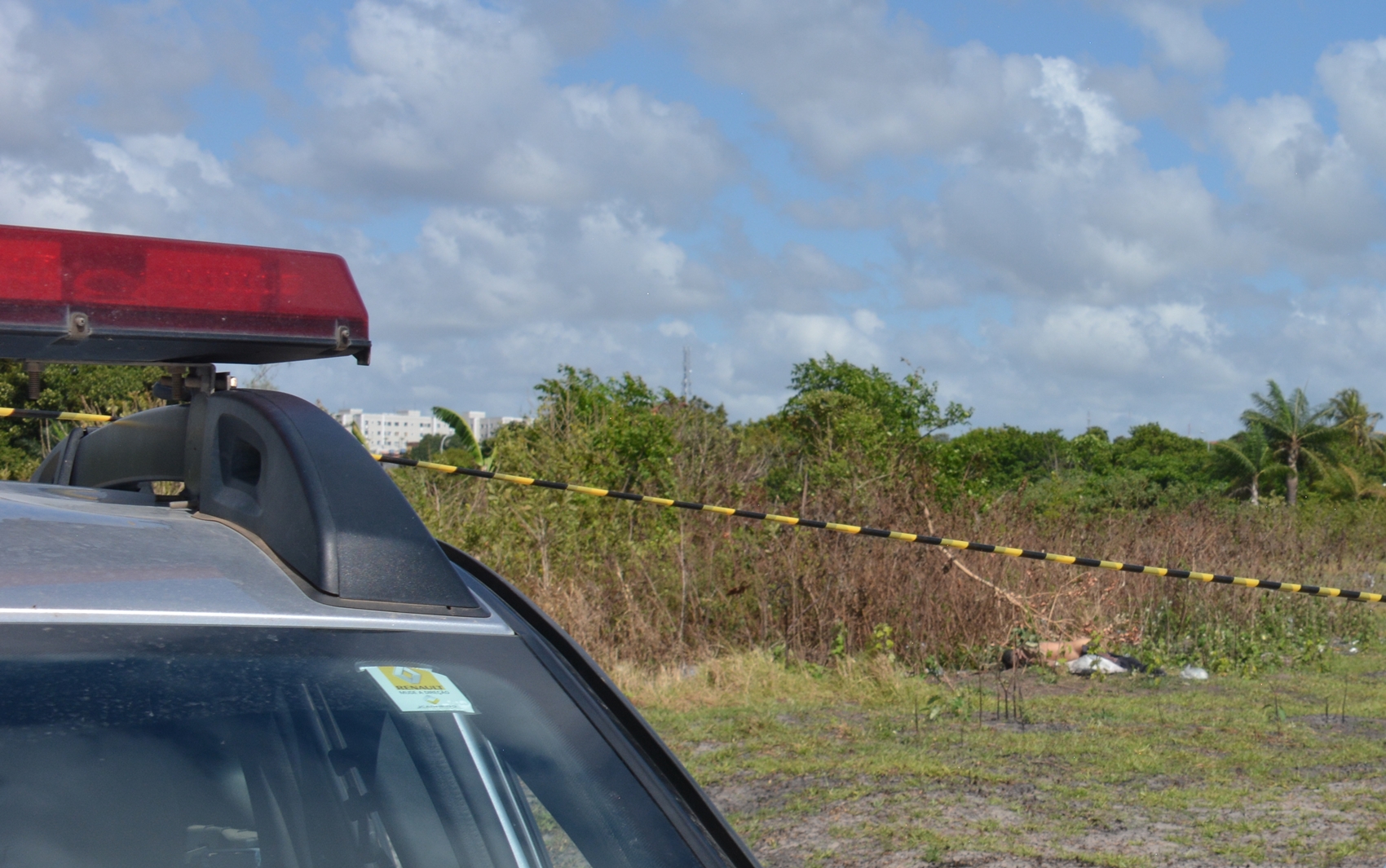 Corpo foi encontrado pela Polícia Militar perto do viaduto das Três Lagoas, em João Pessoa (Foto: Walter Paparazzo)
