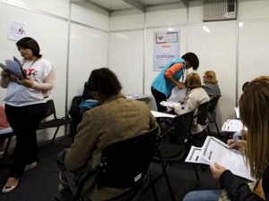 Pessoas preenchendo fichas de emprego (Foto: Paulo Whitaker/Reuters)