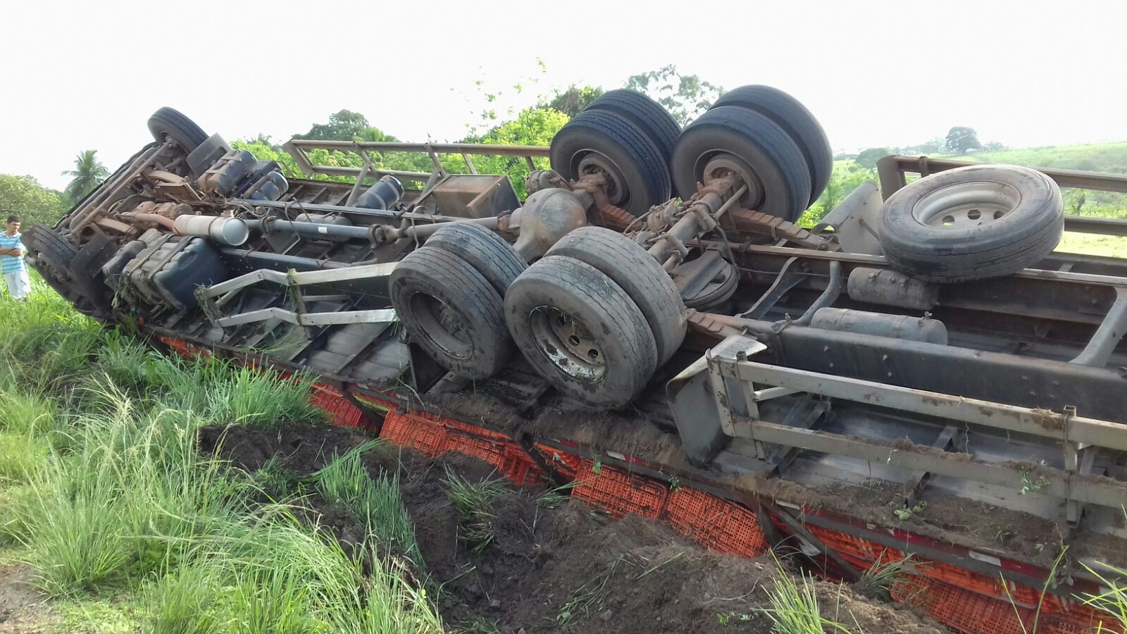 Veículo tombou em trecho que liga as cidades de Cuitegi e Alagoinha (Foto: Reprodução/WhatsApp)