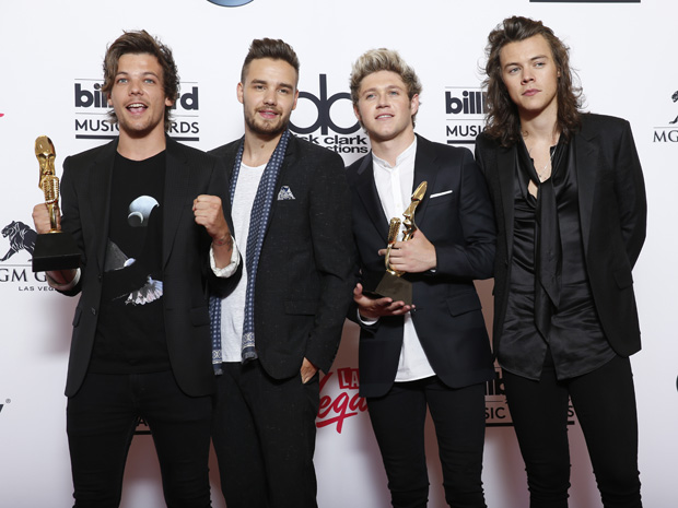 One Direction posa com dois prêmios do Billboard Music Awards 2015 (Foto: Eric Jamison/Invision/AP)