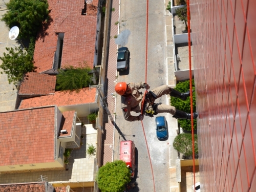 Salários da categoria variam entre R$ 2,1 mil e
R$ 4,7 mil (Foto: Divulgação/Bombeiros)