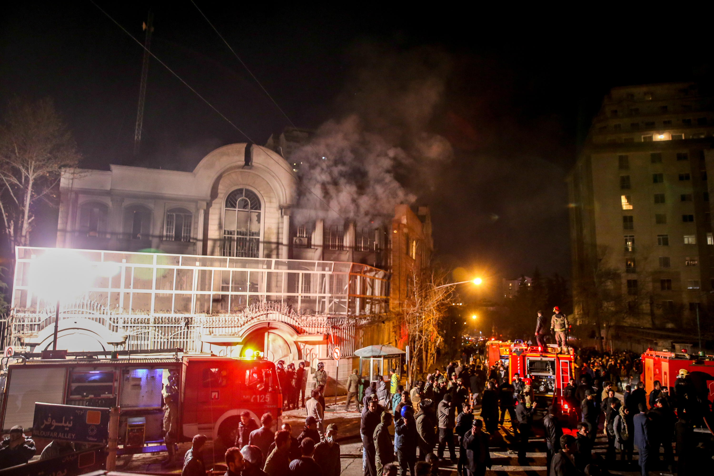 Após ser invadido e vandalizado por manifestantes, prédio da embaixada da Arábia Saudita em Teerã, no Irã, é visto com fumaça saindo das janelas (Foto: Atta Kenare / AFP)