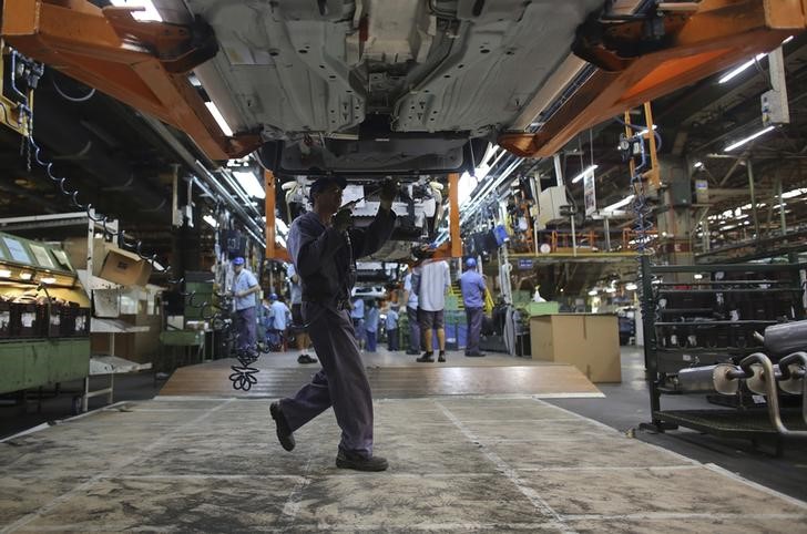 Funcionário trabalhando em fábrica de automóveis em São Paulo (Foto: REUTERS/Nacho Doce)