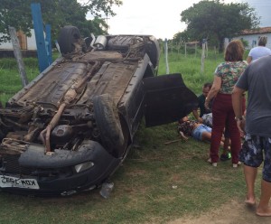 Condutor do carro envolvido no acidente morreu (Foto: Reprodução/WhatsApp)