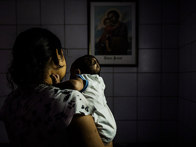 Mãe segura filho que nasceu com microcefalia