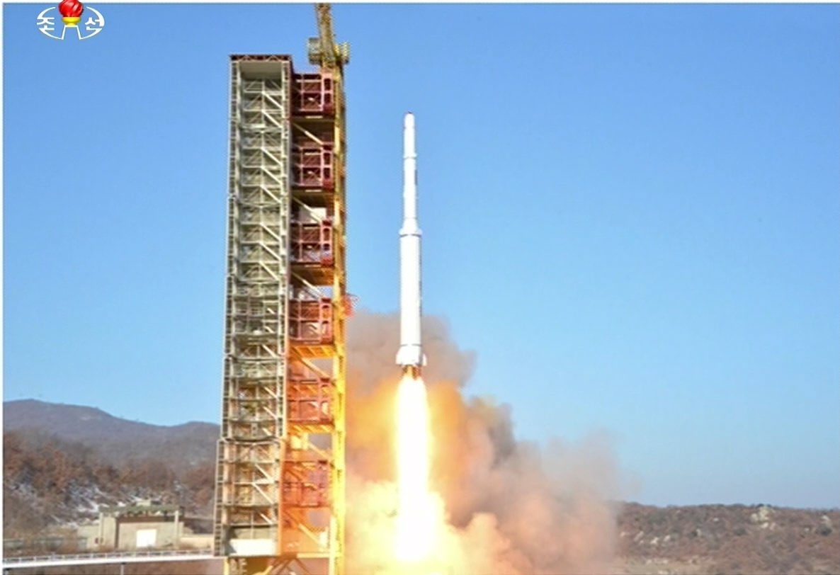 Imagem da TV estatal norte-coreana mostra lançamento do foguete (Foto: Reuters/Yonhap)