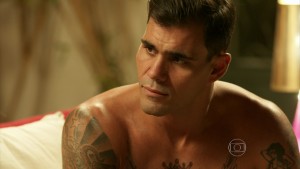 Juliano Cazarré (Merlô) vai virar um eremita na novela A Regra do Jogo, da TV Globo