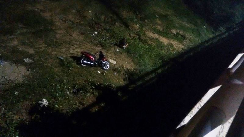Jovem estava em uma moto e caiu de uma ponte de 15 metros (Foto: Patos Online)