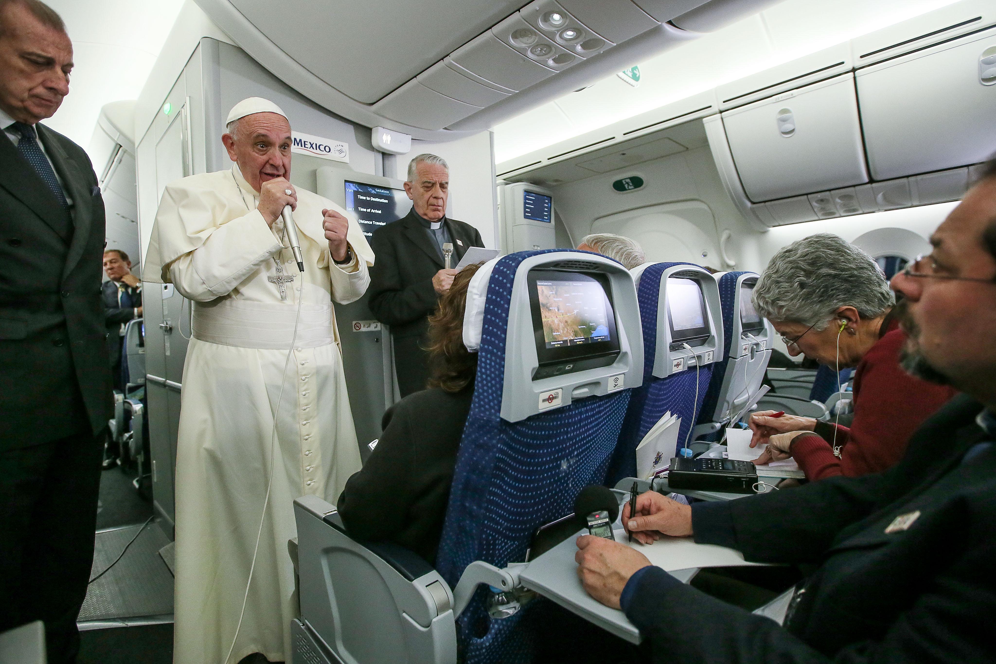 Papa no voo entre o México e Roma (Foto: AP/Alessandro Di Meio)