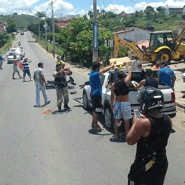 Colisão entre carro e moto deixou duas pessoas feridas (Foto: Reprodução/WhatsApp)