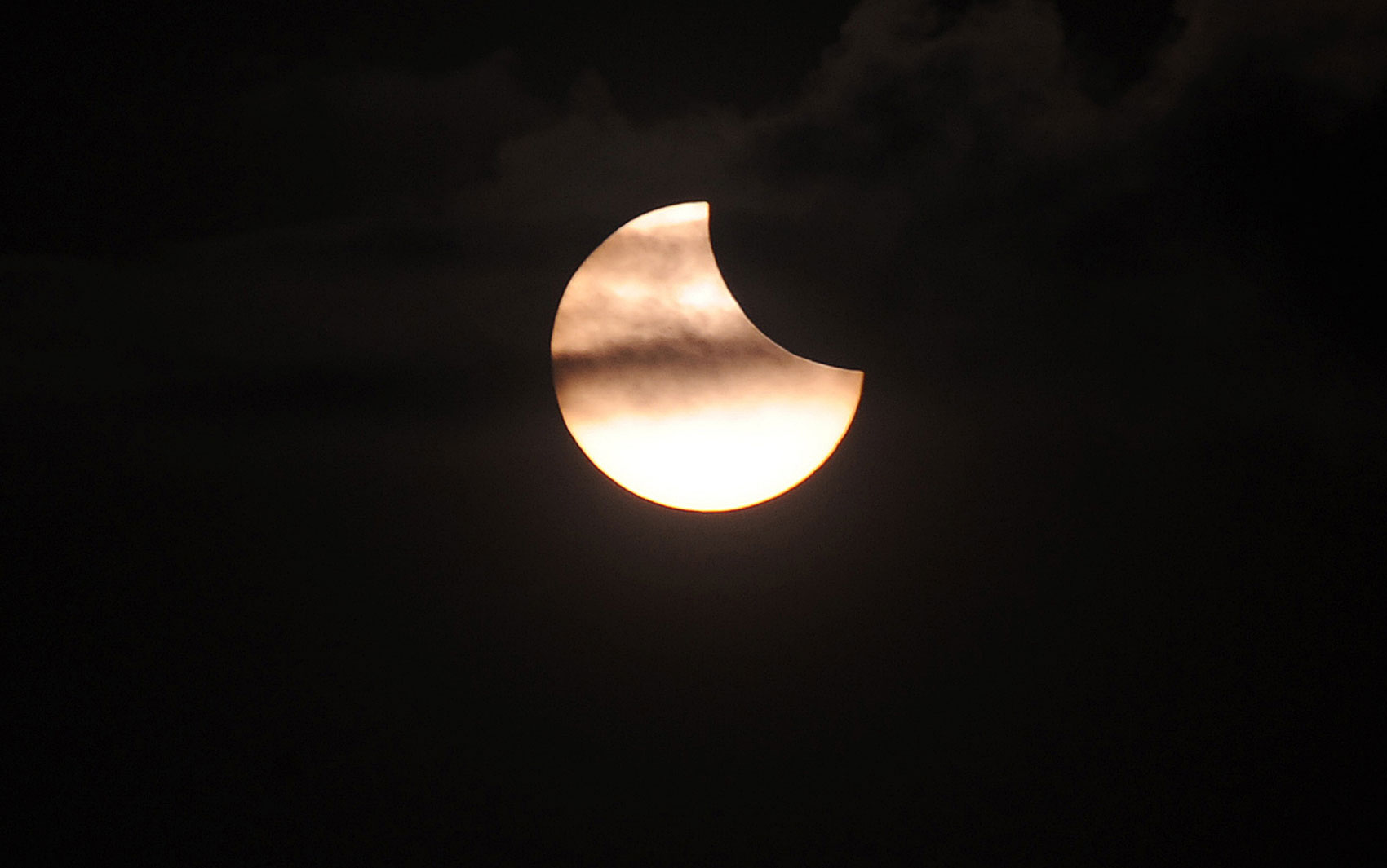 Eclipse solar parcial pôde ser visto no sul da Tailândia nesta quarta-feira (9) (Foto: Madaree Tohlala / AFP)