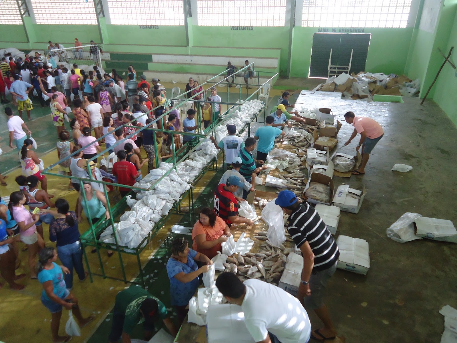 Entrega do peixe aconteceu pelo quarto ano consecutivo (Foto: Leonaldo Ferreira)