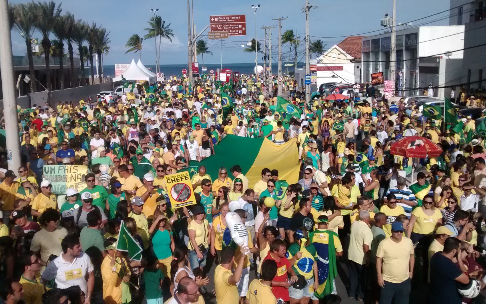 Manifestação acontece próximo ao Busto de Tamandaré, em João Pessoa (Foto: Caio Ismael)