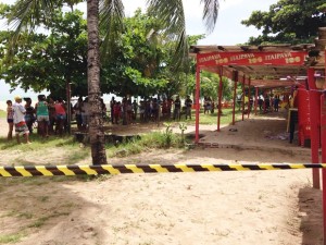 Corpo estava embaixo de coberta de bar, em praia de Cabedelo (Foto: Walter Paparazzo)