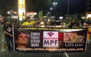 João Pessoa teve manifestação pedindo a renúncia da presidente Dilma (Foto: Walter Paparazzo)