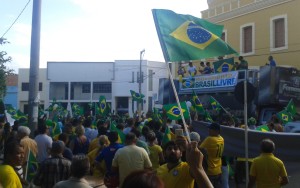 Manifestantes se reuniram na Praça Edvaldo Motta, em Patos (Foto: Felipe Valentim)