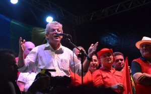 Governador Ricardo Coutinho (PSB) participa de manifestação pró-governo em João Pessoa (Foto: Krystine Carneiro