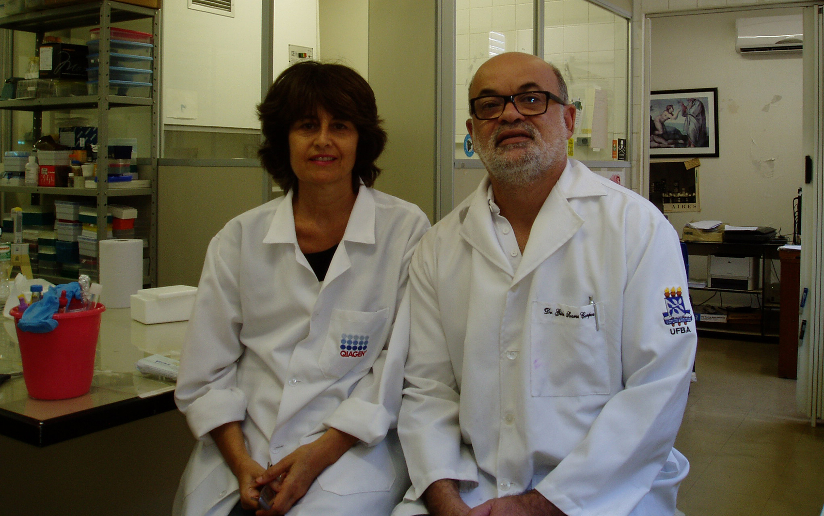 Silvia Sardi e Gubio Soares Santos, da Universidade Federal da Bahia (UFBA) foram os responsáveis por identificar o vírus da zika pela primeira vez no Brasil, em abril de 2015 (Foto: Gubio Soares/Arquivo pessoal)